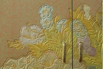 中古　伝統工芸品　香川漆器　伝統工芸士・小松庄一作　扇田真一作　かくし付き　桐材　色彩豊かな漆絵が優美な存在感を放つ衣装箪笥　定価約280万円　(R-057769)
