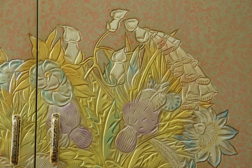中古　伝統工芸品　香川漆器　伝統工芸士・小松庄一作　扇田真一作　かくし付き　桐材　色彩豊かな漆絵が優美な存在感を放つ衣装箪笥　定価約280万円　(R-057769)
