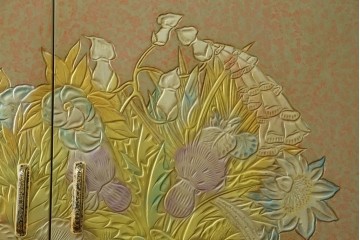 中古　伝統工芸品　香川漆器　伝統工芸士・小松庄一作　扇田真一作　かくし付き　桐材　色彩豊かな漆絵が優美な存在感を放つ衣装箪笥　定価約280万円　(R-057769)
