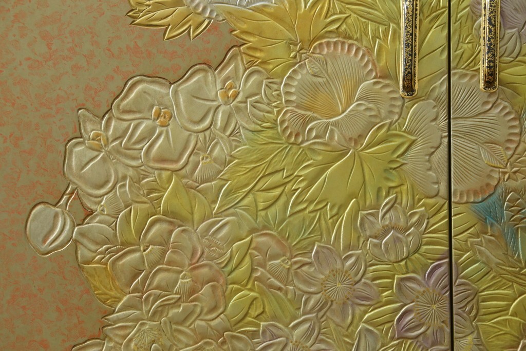 中古　伝統工芸品　香川漆器　伝統工芸士・小松庄一作　扇田真一作　かくし付き　桐材　色彩豊かな漆絵が優美な存在感を放つ衣装箪笥　定価約280万円　(R-057769)