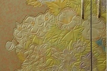 中古　伝統工芸品　香川漆器　伝統工芸士・小松庄一作　扇田真一作　かくし付き　桐材　色彩豊かな漆絵が優美な存在感を放つ衣装箪笥　定価約280万円　(R-057769)