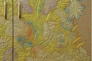 中古　伝統工芸品　香川漆器　伝統工芸士・小松庄一作　扇田真一作　かくし付き　桐材　色彩豊かな漆絵が優美な存在感を放つ衣装箪笥　定価約280万円　(R-057769)