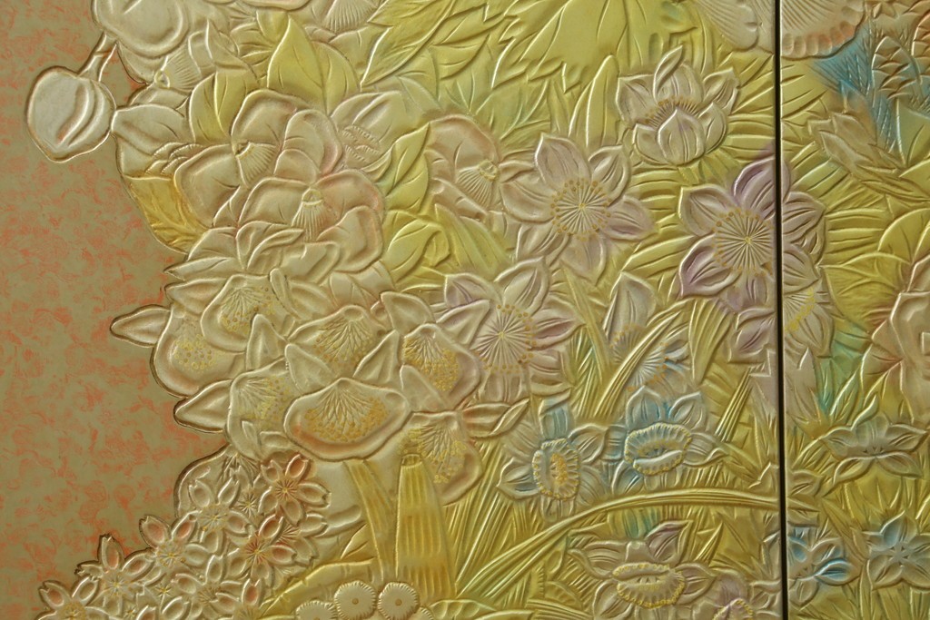 中古　伝統工芸品　香川漆器　伝統工芸士・小松庄一作　扇田真一作　かくし付き　桐材　色彩豊かな漆絵が優美な存在感を放つ衣装箪笥　定価約280万円　(R-057769)