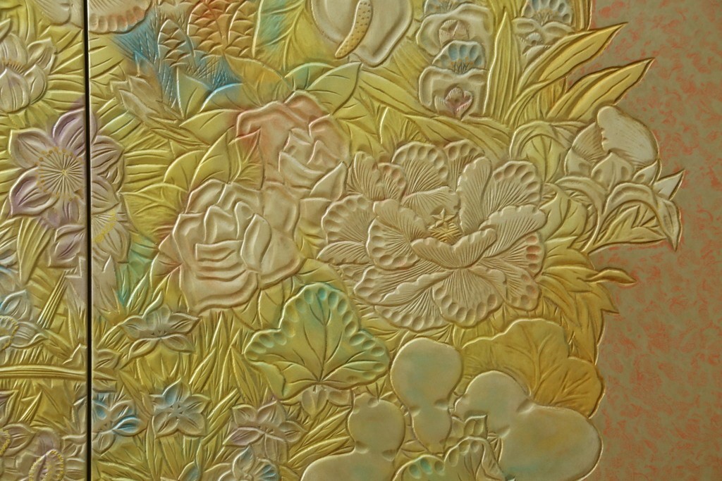 中古　伝統工芸品　香川漆器　伝統工芸士・小松庄一作　扇田真一作　かくし付き　桐材　色彩豊かな漆絵が優美な存在感を放つ衣装箪笥　定価約280万円　(R-057769)