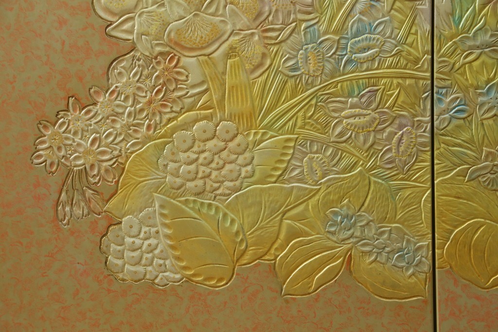 中古　伝統工芸品　香川漆器　伝統工芸士・小松庄一作　扇田真一作　かくし付き　桐材　色彩豊かな漆絵が優美な存在感を放つ衣装箪笥　定価約280万円　(R-057769)