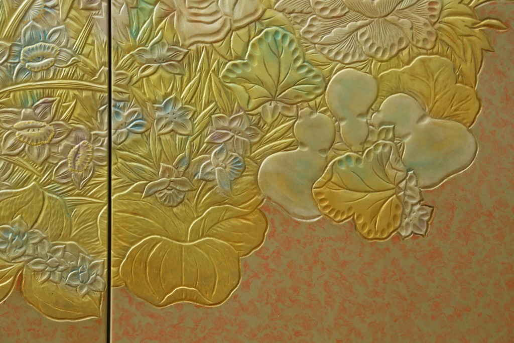 中古　伝統工芸品　香川漆器　伝統工芸士・小松庄一作　扇田真一作　かくし付き　桐材　色彩豊かな漆絵が優美な存在感を放つ衣装箪笥　定価約280万円　(R-057769)