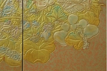 中古　伝統工芸品　香川漆器　伝統工芸士・小松庄一作　扇田真一作　かくし付き　桐材　色彩豊かな漆絵が優美な存在感を放つ衣装箪笥　定価約280万円　(R-057769)
