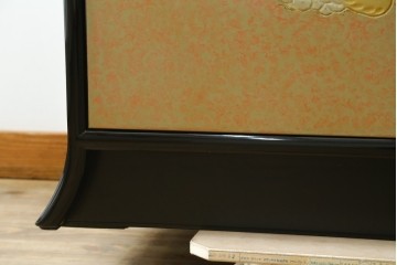中古　伝統工芸品　香川漆器　伝統工芸士・小松庄一作　扇田真一作　かくし付き　桐材　色彩豊かな漆絵が優美な存在感を放つ衣装箪笥　定価約280万円　(R-057769)