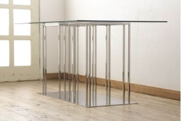 中古　美品　モデルルーム展示品　海外製　ガラス天板　スタイリッシュな空間づくりにおすすめのダイニングテーブル(4人掛け、食卓、ガラステーブル)(R-057770)
