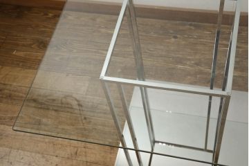中古　美品　モデルルーム展示品　海外製　ガラス天板　スタイリッシュな空間づくりにおすすめのダイニングテーブル(4人掛け、食卓、ガラステーブル)(R-057770)