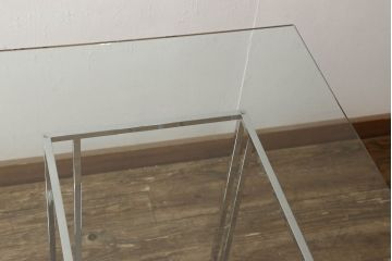 中古　美品　モデルルーム展示品　海外製　ガラス天板　スタイリッシュな空間づくりにおすすめのダイニングテーブル(4人掛け、食卓、ガラステーブル)(R-057770)