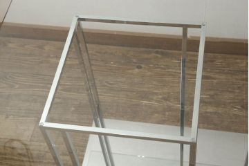 中古　美品　モデルルーム展示品　海外製　ガラス天板　スタイリッシュな空間づくりにおすすめのダイニングテーブル(4人掛け、食卓、ガラステーブル)(R-057770)