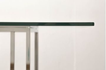 中古　美品　モデルルーム展示品　海外製　ガラス天板　スタイリッシュな空間づくりにおすすめのダイニングテーブル(4人掛け、食卓、ガラステーブル)(R-057770)