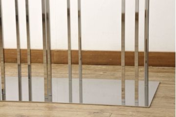 中古　美品　モデルルーム展示品　海外製　ガラス天板　スタイリッシュな空間づくりにおすすめのダイニングテーブル(4人掛け、食卓、ガラステーブル)(R-057770)