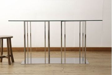 中古　美品　モデルルーム展示品　海外製　ガラス天板　スタイリッシュな空間づくりにおすすめのダイニングテーブル(4人掛け、食卓、ガラステーブル)(R-057770)