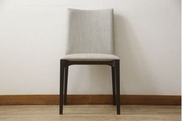 中古　超美品　Cassina(カッシーナ)　シンプルかつスタイリッシュなデザインで合わせやすいラインチェア(1脚定価 約7万円)(ダイニングチェア、イス、椅子)(R-057771)