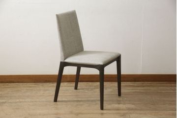 中古　超美品　Cassina(カッシーナ)　シンプルかつスタイリッシュなデザインで合わせやすいラインチェア(1脚定価 約7万円)(ダイニングチェア、イス、椅子)(R-057771)