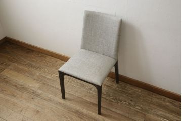 中古　超美品　Cassina(カッシーナ)　シンプルかつスタイリッシュなデザインで合わせやすいラインチェア(1脚定価 約7万円)(ダイニングチェア、イス、椅子)(R-057771)