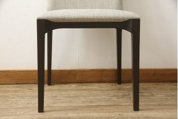 中古　超美品　Cassina(カッシーナ)　シンプルかつスタイリッシュなデザインで合わせやすいラインチェア(1脚定価 約7万円)(ダイニングチェア、イス、椅子)(R-057772)