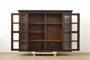 中古　北海道民芸家具　脚(台輪)付きリメイク　落ち着きのあるシックな佇まいが魅力のサイドボード(収納棚、飾り棚、戸棚、本箱、ブックケース、サイドキャビネット)(R-057787)