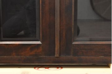 中古　北海道民芸家具　脚(台輪)付きリメイク　落ち着きのあるシックな佇まいが魅力のサイドボード(収納棚、飾り棚、戸棚、本箱、ブックケース、サイドキャビネット)(R-057787)