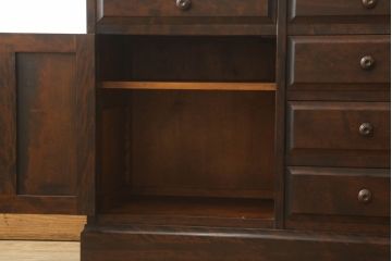 中古　北海道民芸家具　天板付きリメイク　木のあたたかみを感じるサイドボード(収納棚、リビングボード、キャビネット)(R-057788)