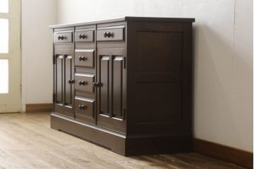 中古　北海道民芸家具　天板付きリメイク　木のあたたかみを感じるサイドボード(収納棚、リビングボード、キャビネット)(R-057788)