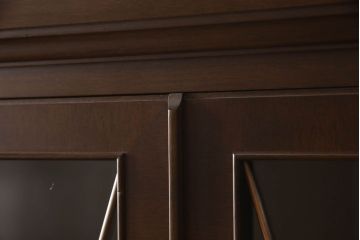 中古　神戸洋家具　メープル不二屋　クラシカルで品のある佇まいが美しいキャビネット(定価約54万円)(飾り棚、食器棚、戸棚、収納棚)(R-057789)