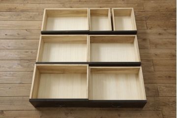 中古　美品　鎌倉彫り　正面にあしらわれた花の図柄が特徴的な縦型小引き出し(小物収納、チェスト)(R-057790)