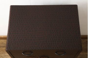 中古　美品　鎌倉彫り　正面にあしらわれた花の図柄が特徴的な縦型小引き出し(小物収納、チェスト)(R-057790)