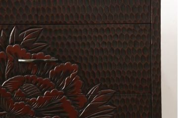 中古　美品　鎌倉彫り　正面にあしらわれた花の図柄が特徴的な縦型小引き出し(小物収納、チェスト)(R-057790)