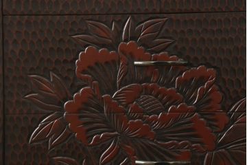 中古　美品　鎌倉彫り　正面にあしらわれた花の図柄が特徴的な縦型小引き出し(小物収納、チェスト)(R-057790)