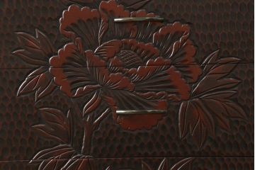 中古　美品　鎌倉彫り　正面にあしらわれた花の図柄が特徴的な縦型小引き出し(小物収納、チェスト)(R-057790)