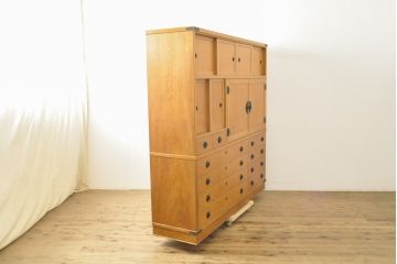 民芸家具　屋久杉の美しい杢目が目を引く大振りの衣装箪笥(定価約150万円)(衣装たんす、和タンス、着物箪笥、整理箪笥、キャビネット)(R-057791)