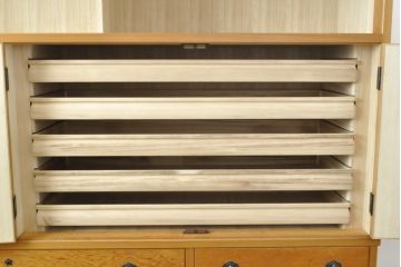 民芸家具　屋久杉の美しい杢目が目を引く大振りの衣装箪笥(定価約150万円)(衣装たんす、和タンス、着物箪笥、整理箪笥、キャビネット)(R-057791)