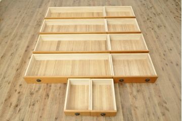 民芸家具　屋久杉の美しい杢目が目を引く大振りの衣装箪笥(定価約150万円)(衣装たんす、和タンス、着物箪笥、整理箪笥、キャビネット)(R-057791)
