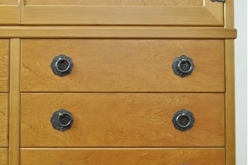 民芸家具　屋久杉の美しい杢目が目を引く大振りの衣装箪笥(定価約150万円)(衣装たんす、和タンス、着物箪笥、整理箪笥、キャビネット)(R-057791)