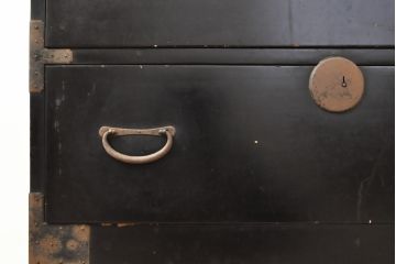 和製アンティーク　黒漆塗り　サイズ感が丁度いいシンプルな金具の時代箪笥(和箪笥、衣装箪笥、チェスト、引き出し)(R-057792)