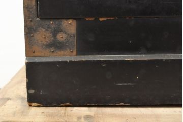 和製アンティーク　黒漆塗り　サイズ感が丁度いいシンプルな金具の時代箪笥(和箪笥、衣装箪笥、チェスト、引き出し)(R-057792)