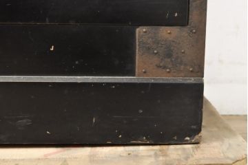 和製アンティーク　黒漆塗り　サイズ感が丁度いいシンプルな金具の時代箪笥(和箪笥、衣装箪笥、チェスト、引き出し)(R-057792)