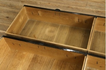 和製アンティーク　明治期から大正期　黒漆塗り　サイズ感が丁度いいシンプルな金具の時代箪笥 (R-057792)