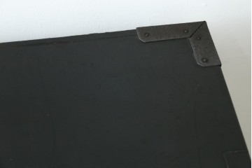 和製アンティーク　明治期から大正期　黒漆塗り　サイズ感が丁度いいシンプルな金具の時代箪笥 (R-057792)