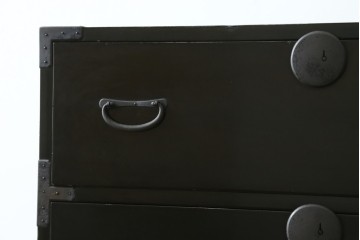 和製アンティーク　明治期から大正期　黒漆塗り　サイズ感が丁度いいシンプルな金具の時代箪笥 (R-057792)