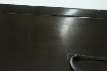 和製アンティーク　明治期から大正期　黒漆塗り　サイズ感が丁度いいシンプルな金具の時代箪笥 (R-057792)