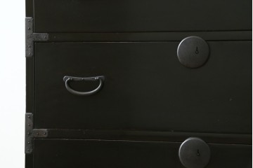 和製アンティーク　明治期から大正期　黒漆塗り　サイズ感が丁度いいシンプルな金具の時代箪笥 (R-057792)