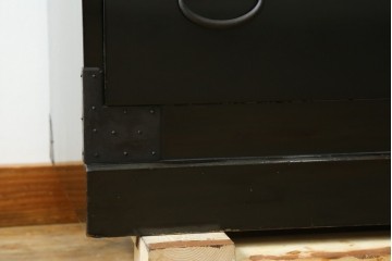 和製アンティーク　明治期から大正期　黒漆塗り　サイズ感が丁度いいシンプルな金具の時代箪笥 (R-057792)