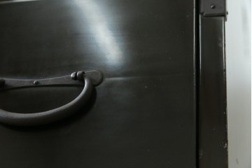和製アンティーク　明治期から大正期　黒漆塗り　サイズ感が丁度いいシンプルな金具の時代箪笥 (R-057792)