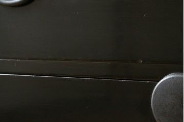 和製アンティーク　明治期から大正期　黒漆塗り　サイズ感が丁度いいシンプルな金具の時代箪笥 (R-057792)