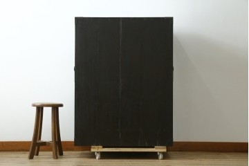 和製アンティーク　明治期から大正期　黒漆塗り　サイズ感が丁度いいシンプルな金具の時代箪笥 (R-057792)