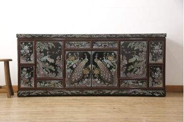中古　高級品　韓国民芸家具　圧巻!　繊細な螺鈿(ラデン)細工が美しく描かれたサイドボード(定価約160万円)(収納棚、戸棚、リビングボード)(R-057800)